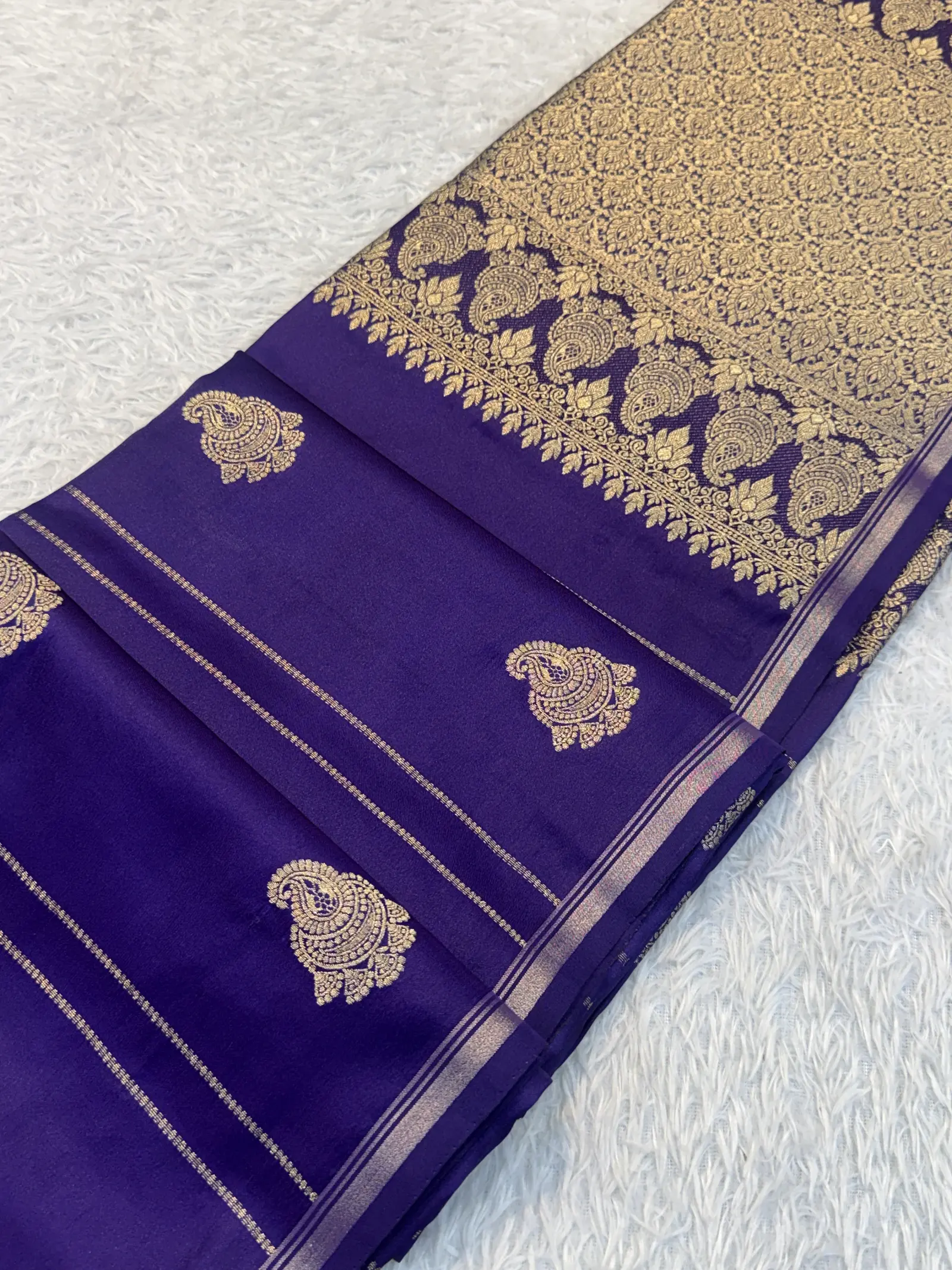Gajji Silk Saree with Gold-Toned Paisley Pallu | E1092154