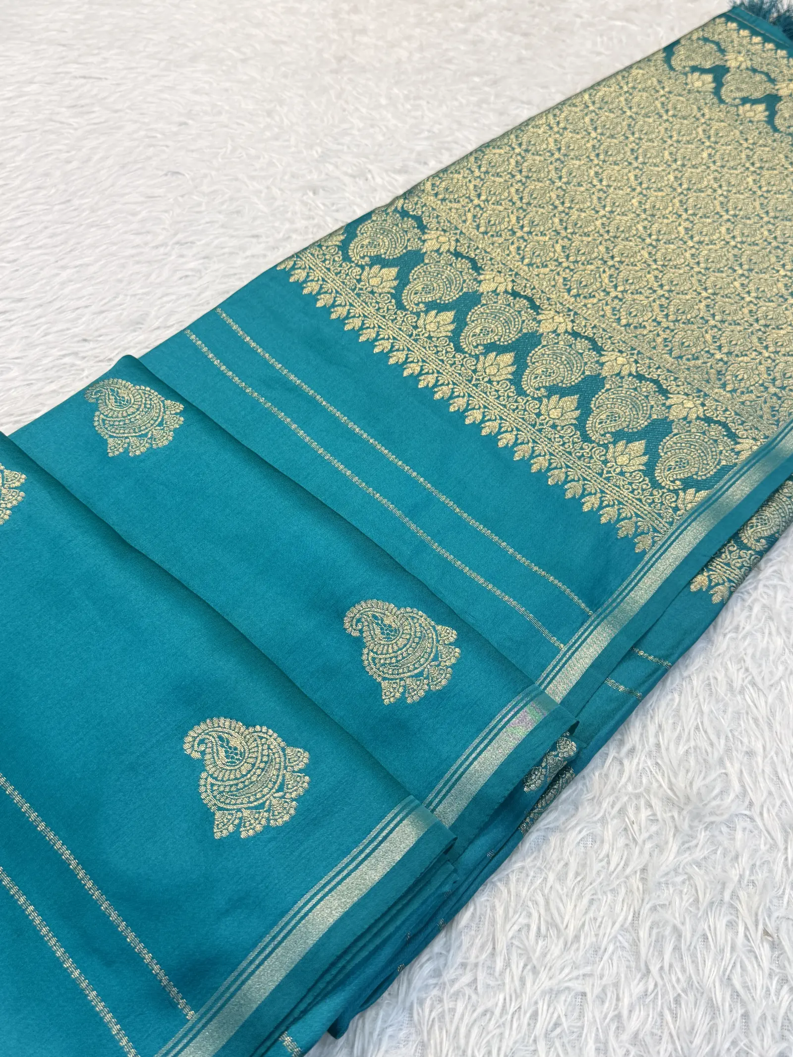 Gajji Silk Saree with Gold-Toned Paisley Pallu | E1092154